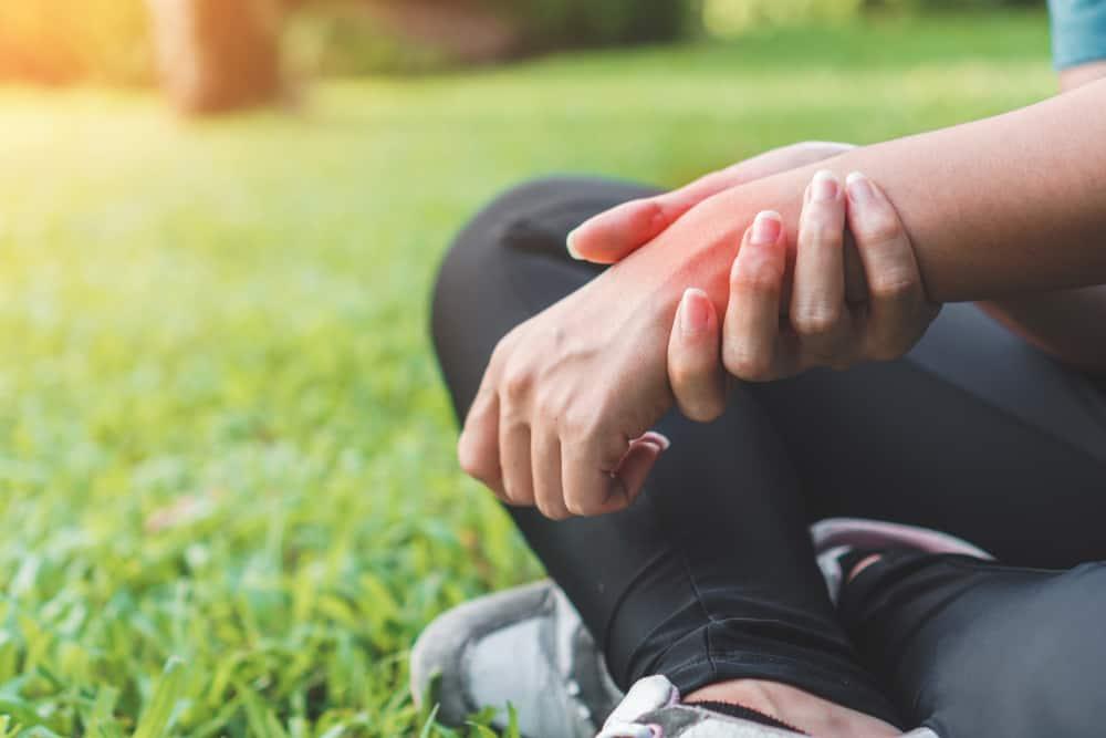 triệu chứng bong gân cổ tay