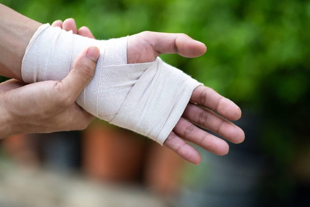 cách trị bong gân cổ tay