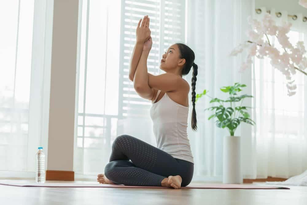 Bài tập yoga cho người đau vai gáy: Tư thế đại bàng