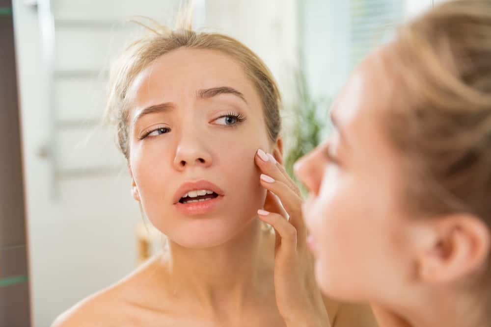 da bị kích ứng do cồn trong mỹ phẩm