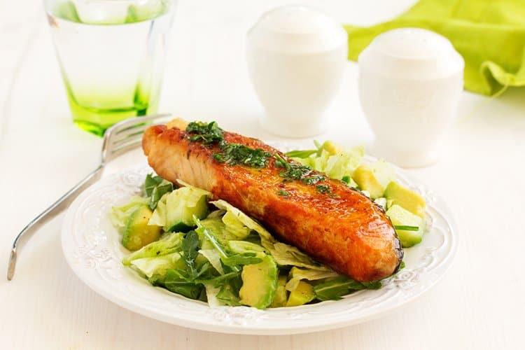 Salad cá hồi bơ nướng