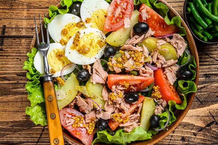 các làm salad cá ngừ trứng luộc
