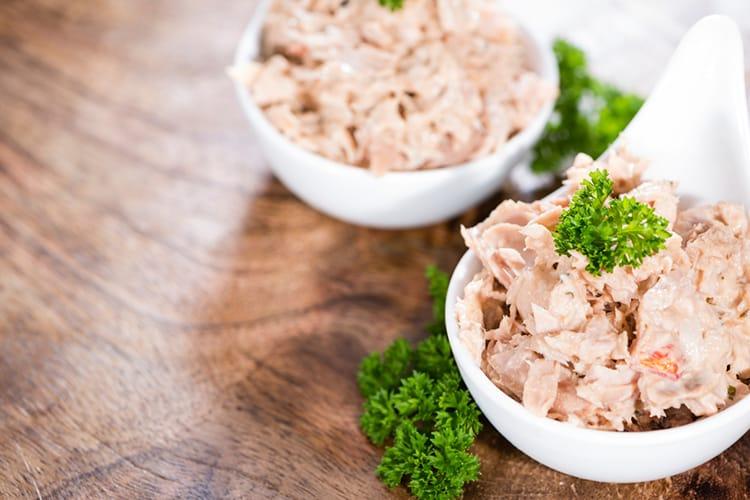 Salad cá ngừ sữa chua và za'atar