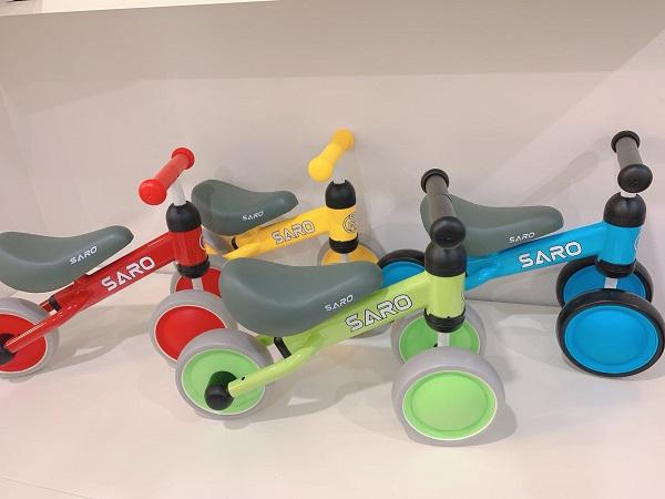 xe chòi chân 3 bánh cho bé saro