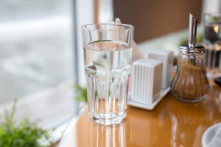 ăn vặt không tăng cân: uống nước trước khi ăn