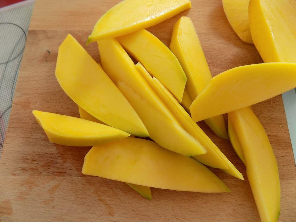 cách làm mứt xoài dẻo: cắt xoài 