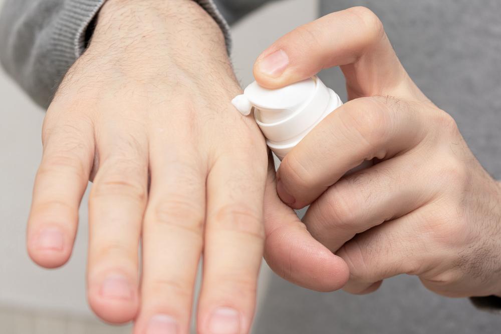 dùng hoạt chất để trị nám da ở nam giới