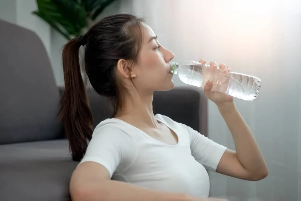 nang thận nên ăn gì, uống đủ nước