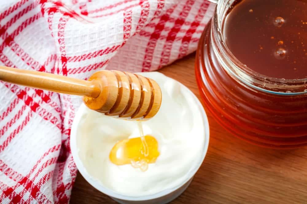 trị mụn thâm bằng mật ong và sữa chua