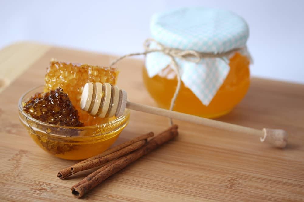 trị thâm mụn bằng mật ong và quế