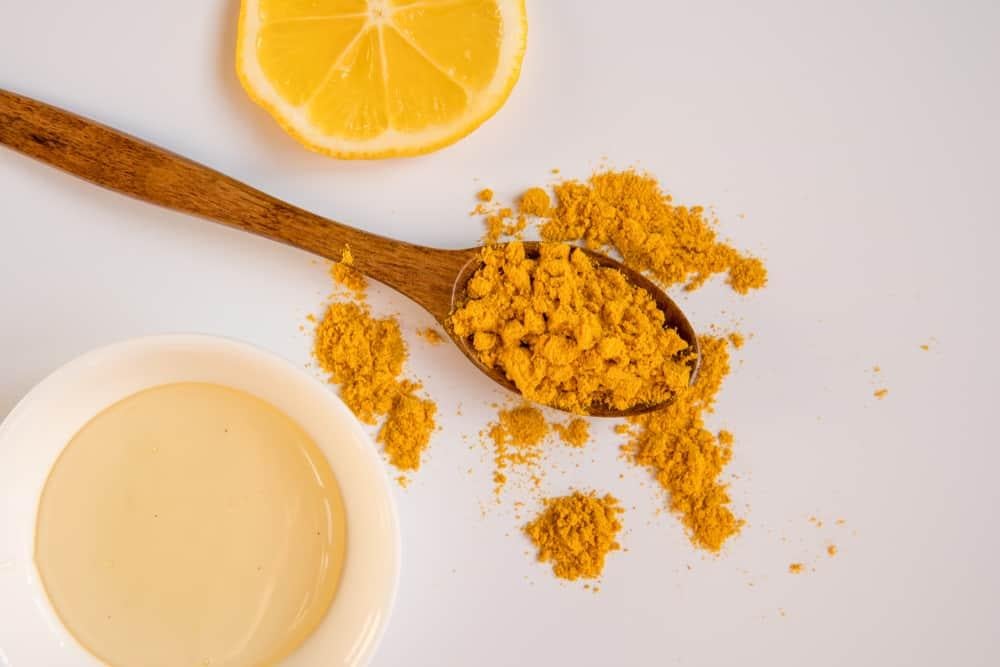 trị thâm mụn bằng nghệ tươi và chanh