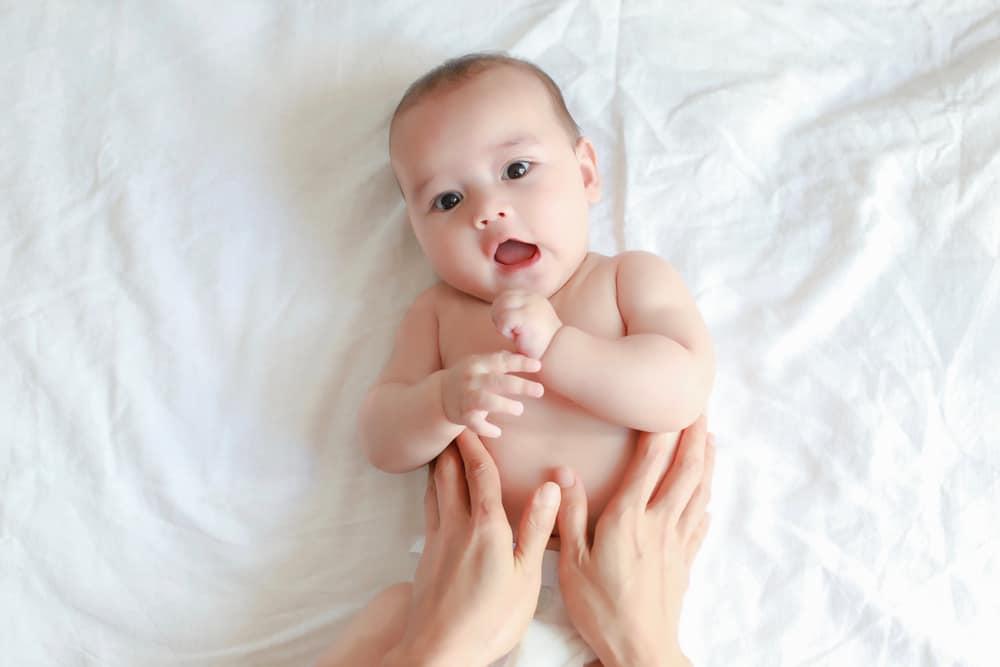 trẻ sơ sinh hay xì hơi