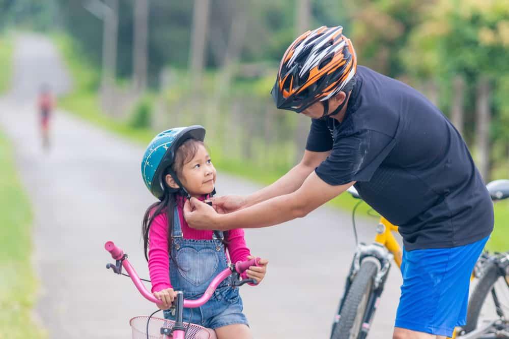 bé tập đi xe đạp