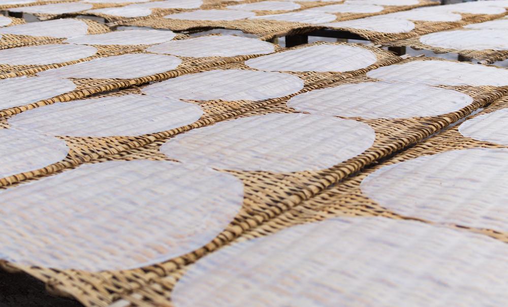 mẹ sau sinh ăn bánh tráng trộn được không