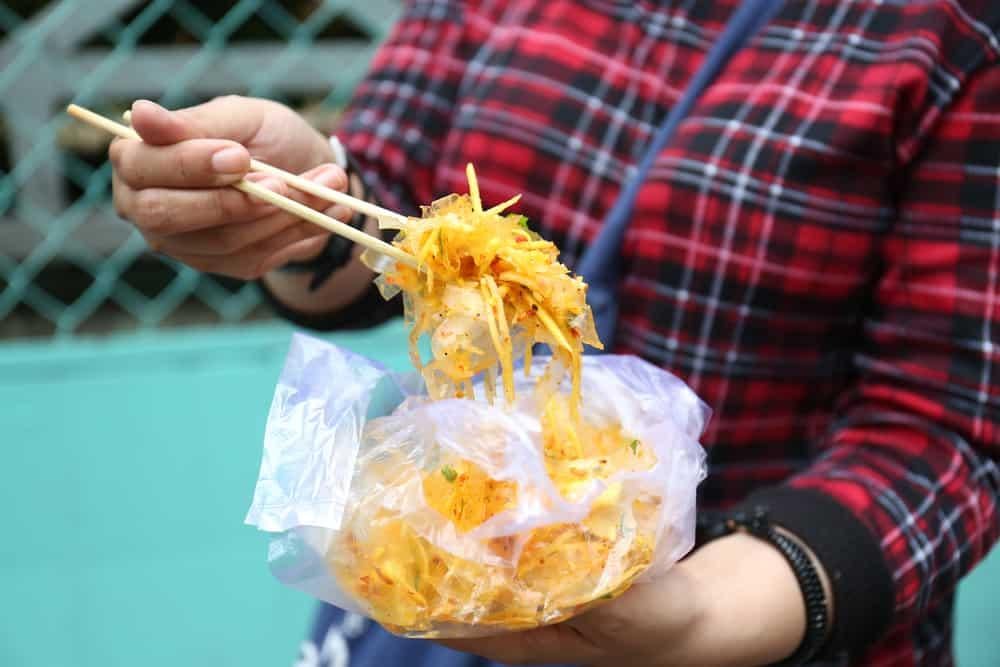 mẹ sau sinh ăn bánh tráng trộn được không?