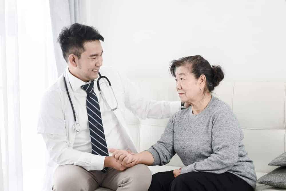 đi bộ để cải thiện phù chân ở người già