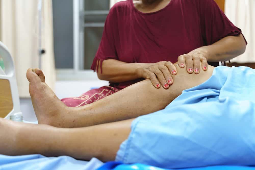 massage để giảm phù chân ở người già