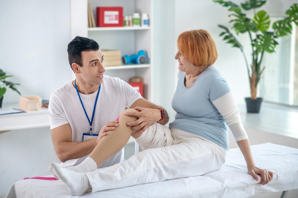 thăm khám bệnh phù chân ở người già