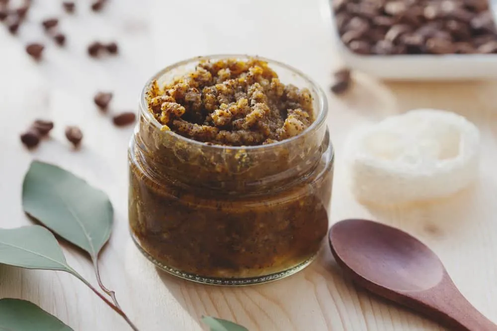 tẩy tế bào chết môi bằng dầu dừa, mật ong và đường nâu