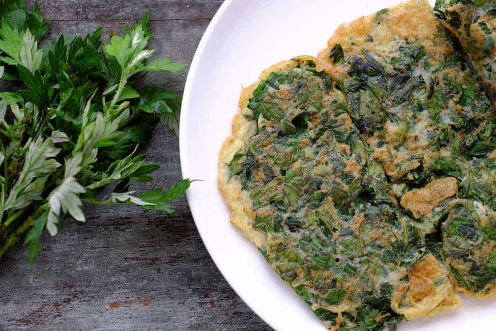 cây ngải cứu trị bệnh gì: món trứng chiên ngải cứu