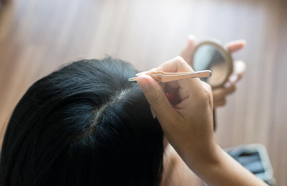 nhổ tóc bạc có ảnh hưởng gì không