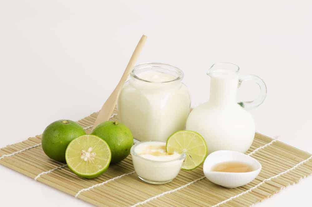 rửa mặt bằng chanh, sữa chua và mật ong