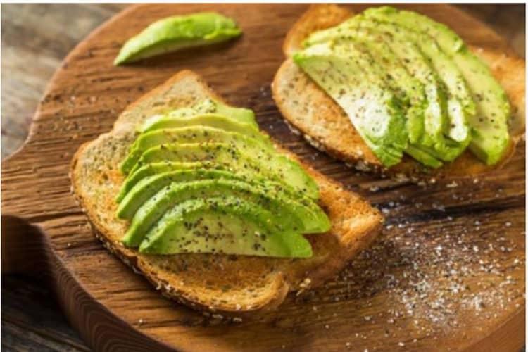 trước khi tập yoga nên ăn gì: bánh mì nướng và bơ