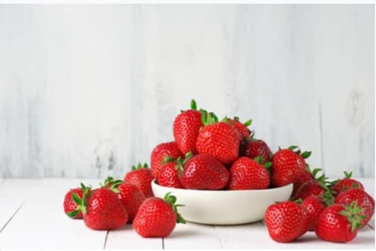 trước khi tập yoga nên ăn gì: dâu tây