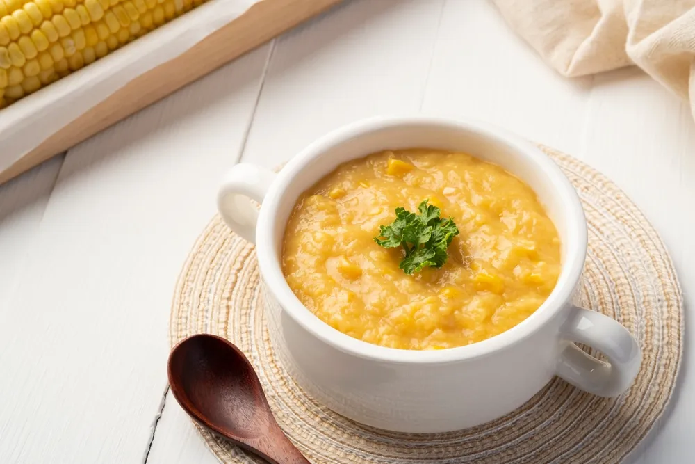 Cháo thịt lợn cho bé ăn dặm với bắp