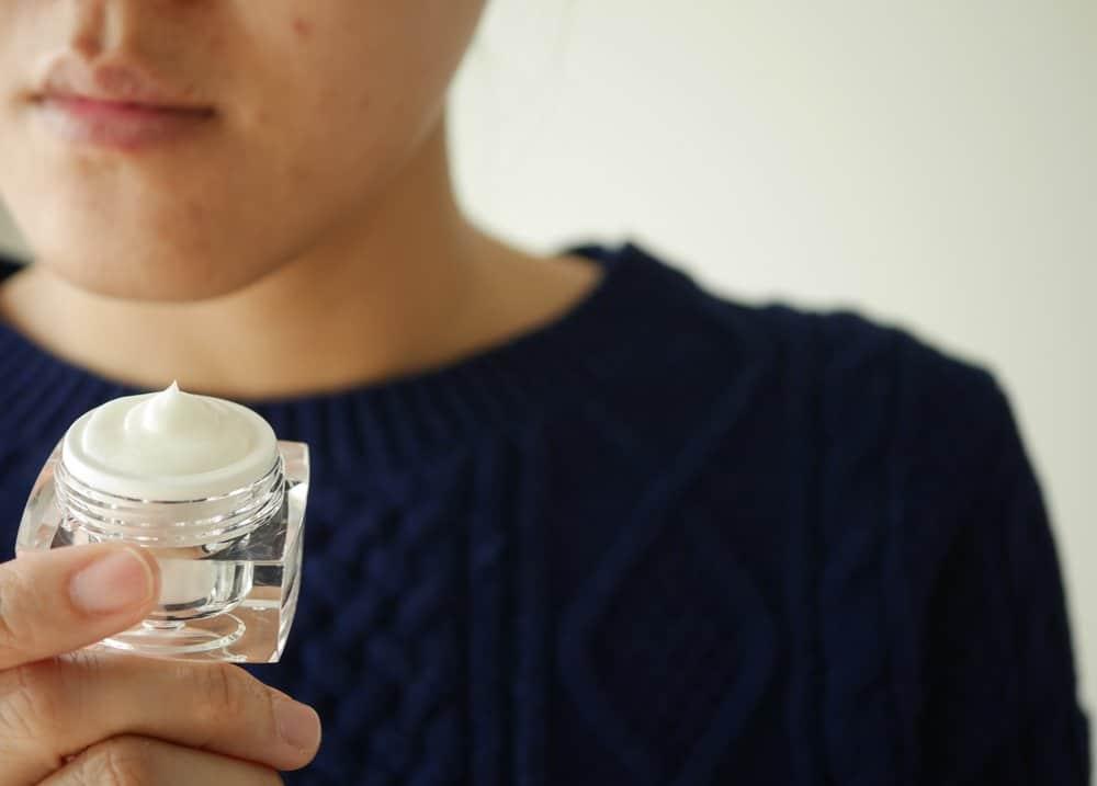 Các bước skincare cho da mụn: lựa chọn sản phẩm chăm sóc da phù hợp