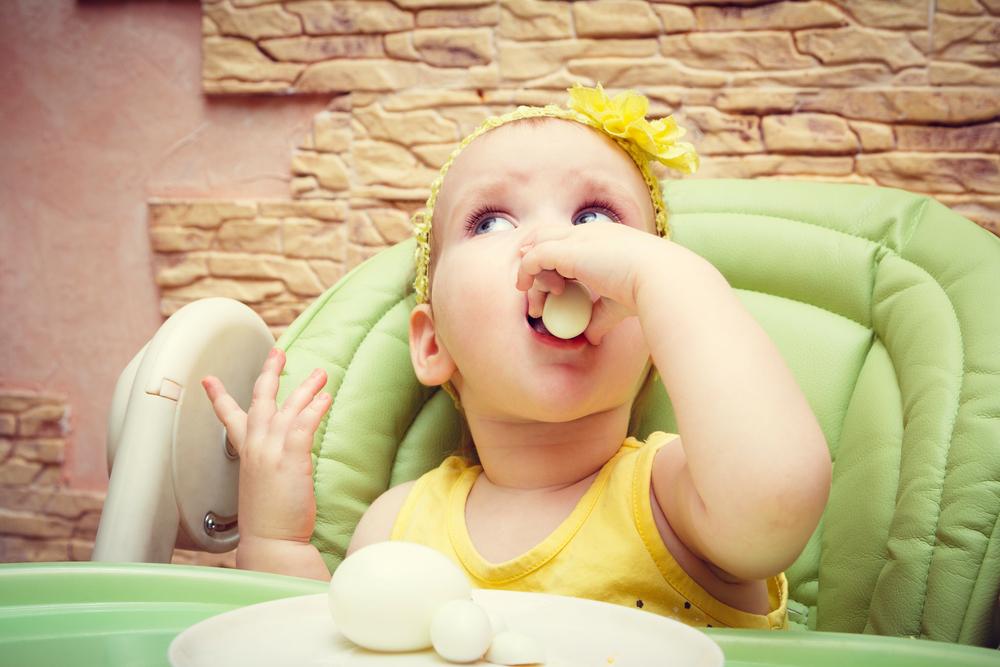 Giải đáp thắc mắc: Bé mấy tháng ăn được lòng trắng trứng