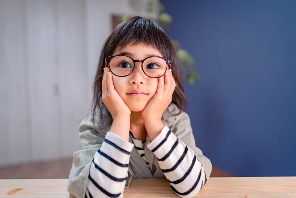 nhược thị có nên đeo kính không?