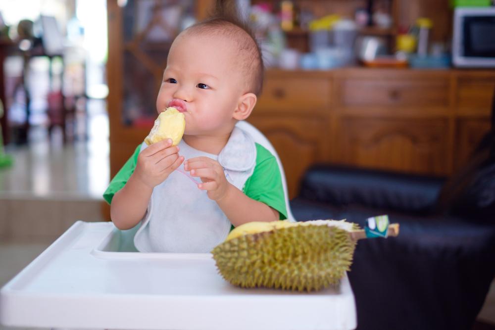 Bé mấy tháng ăn được sầu riêng