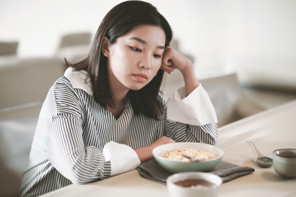 đau bụng xung quanh rốn kèm theo đầy hơi chán ăn