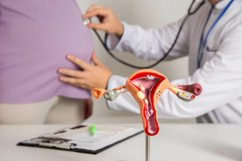 Khi có dấu hiệu cổ tử cung mở 4cm, mẹ bầu nên bắt đầu tới bệnh viện.