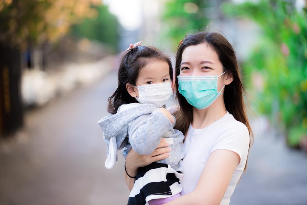 lấy gỉ mũi đúng cách cho người lớn