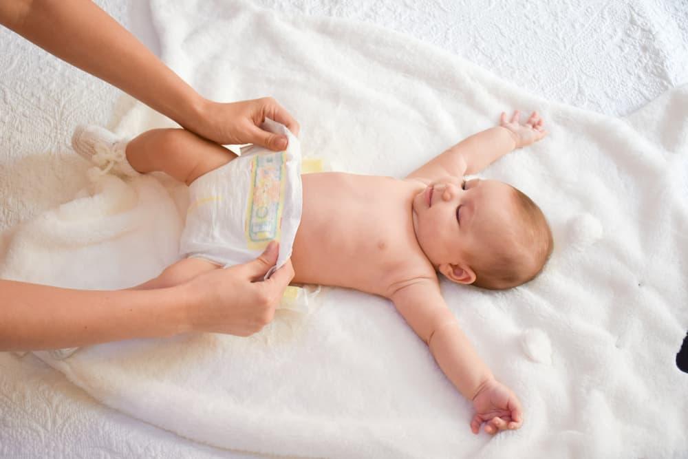 nước tiểu trẻ sơ sinh có màu hồng