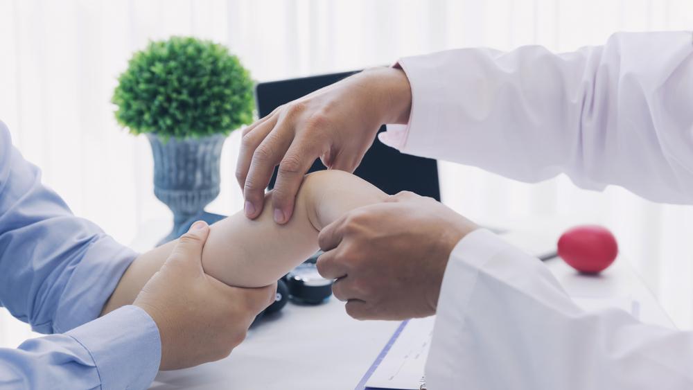 tràn dịch khớp cổ tay phải làm sao