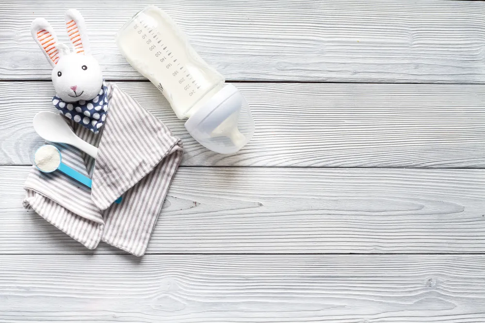 tại sao trẻ đang bú bình lại bỏ