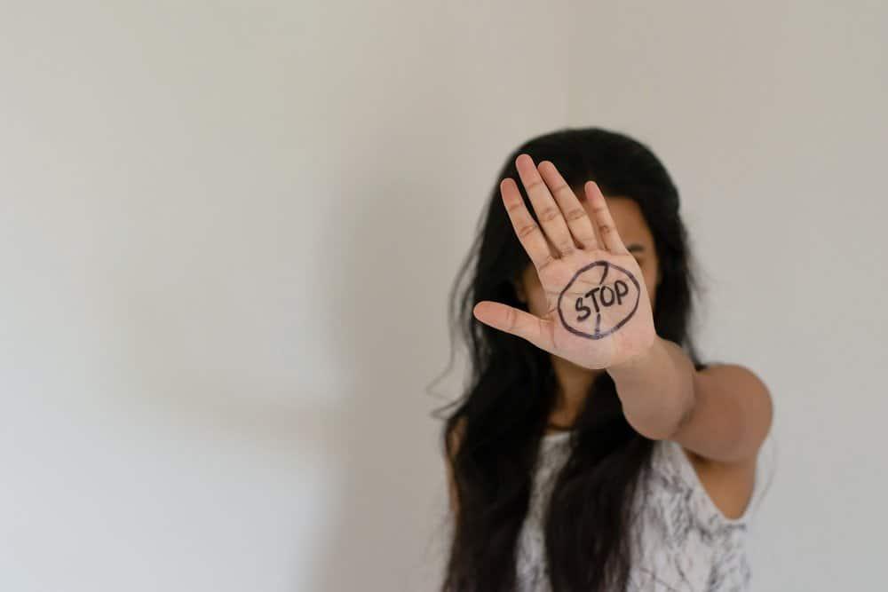 Nên làm gì khi bị tấn công tình dục?