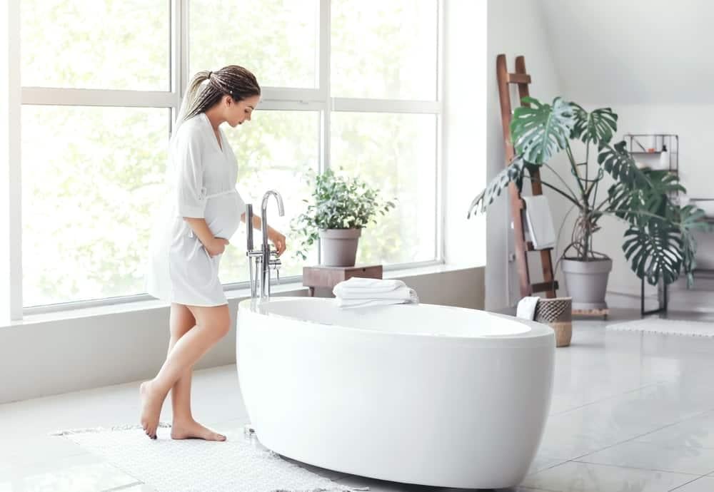 lưu ý khi bà bầu tắm rửa