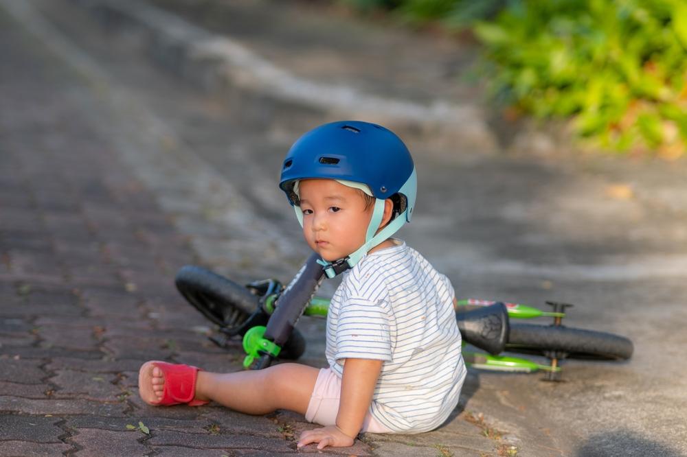 bé đội mũ bảo hiểm