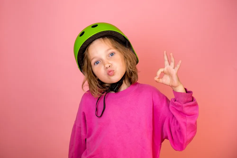 bé đội mũ bảo hiểm