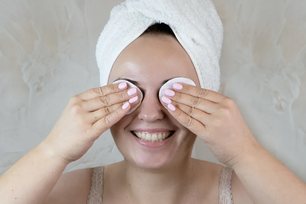 cách trị viêm kết mạc tại nhà là chườm mắt