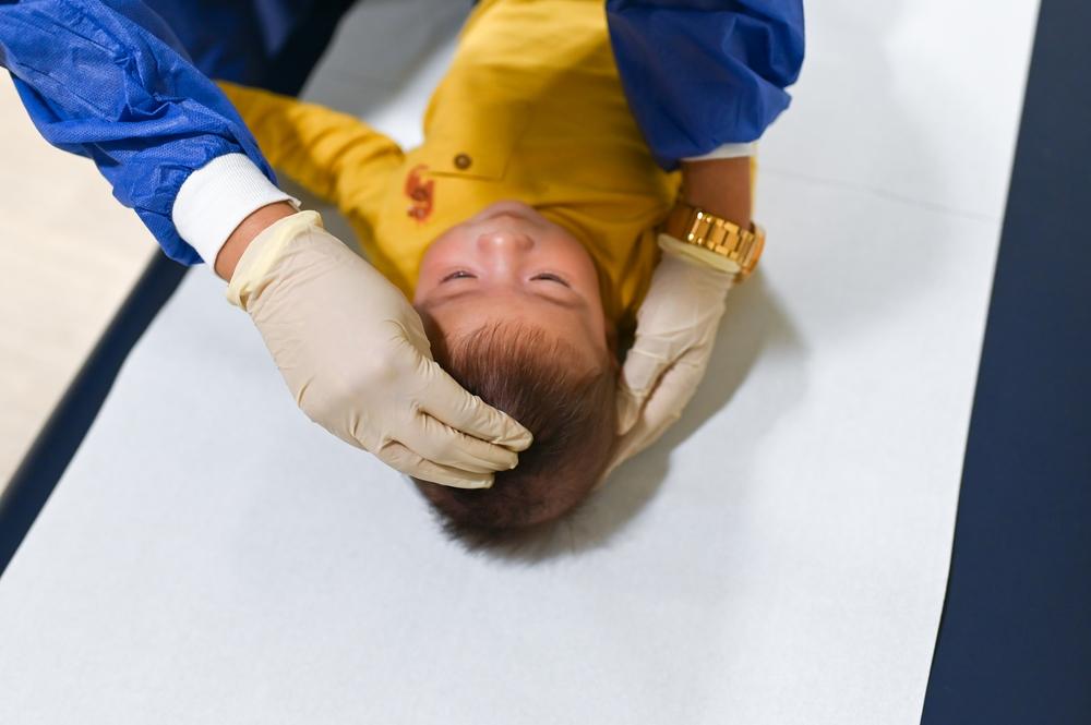 Bác sĩ kiểm tra thóp của trẻ sơ sinh