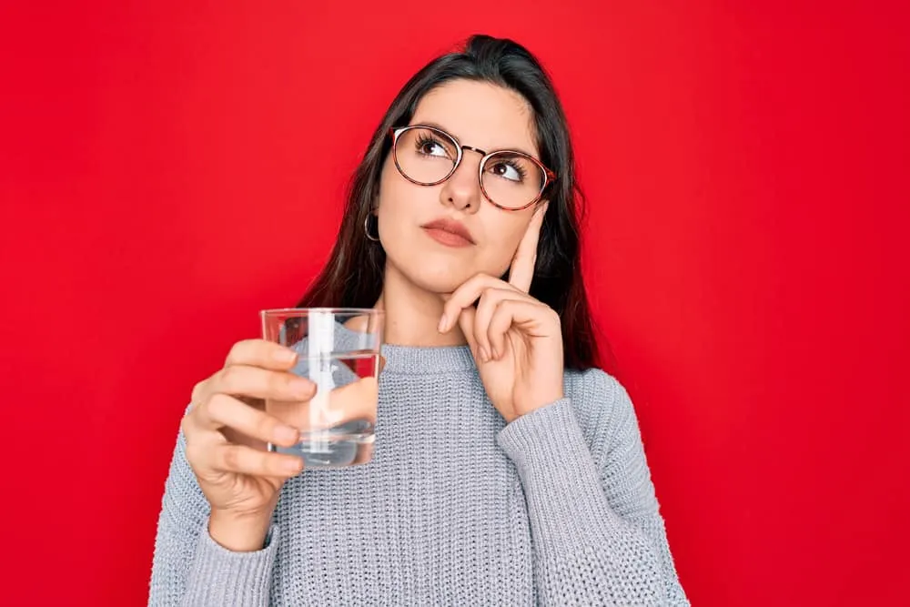 tụt huyết áp uống nước đường hay nên uống nước gì?