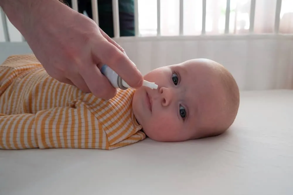 Cách sử dụng xịt mũi cá heo cho trẻ sơ sinh