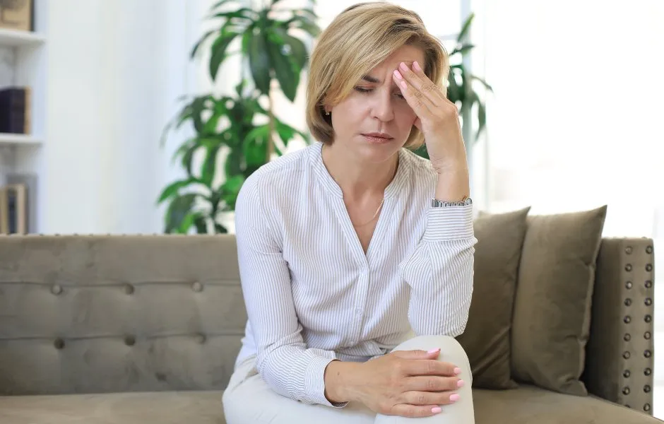 Do thay đổi nội tiết tố tóc rụng nhiều ở nữ phải làm sao?