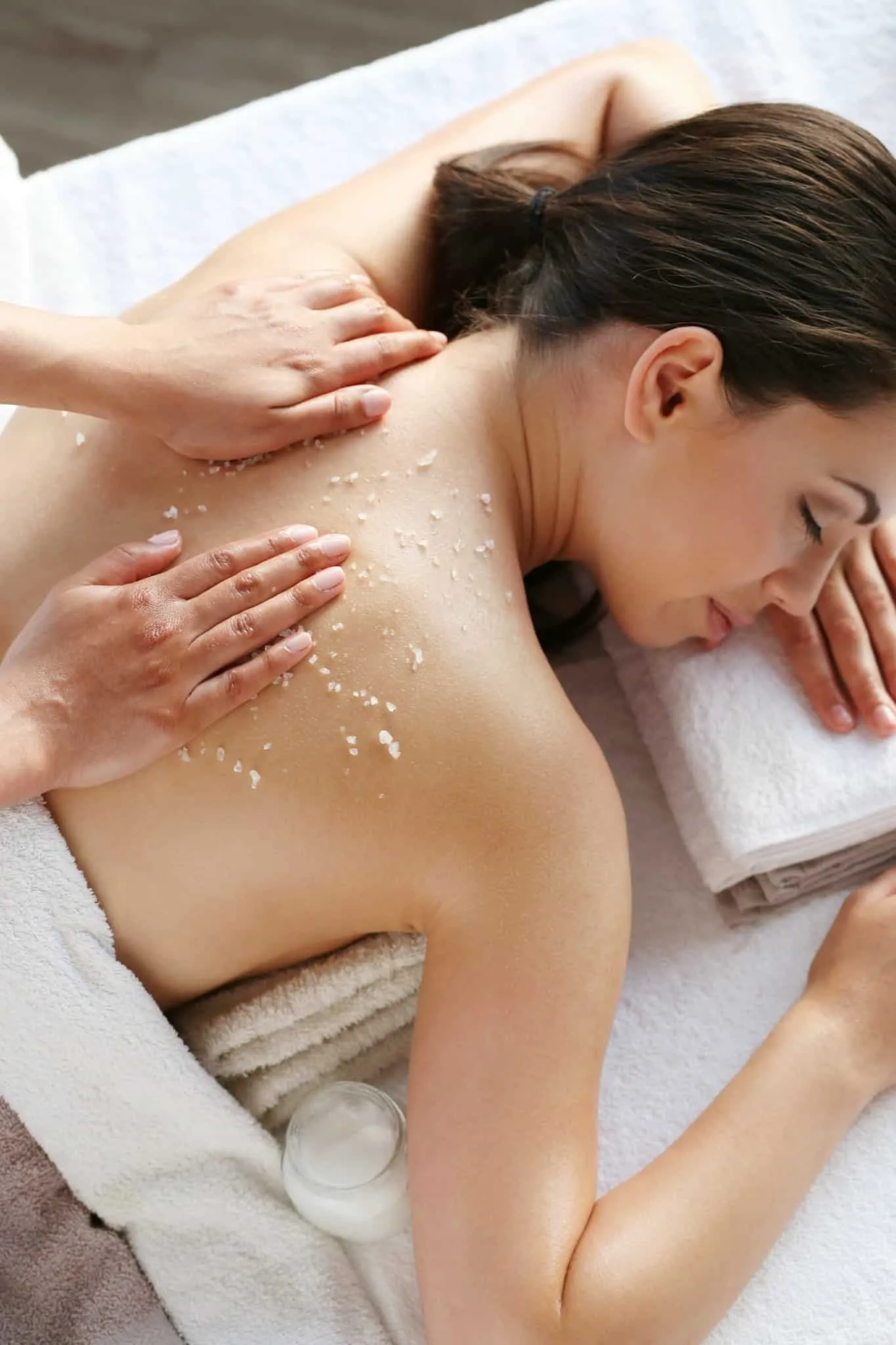 tẩy tế bào chết trước hay sau khi tắm