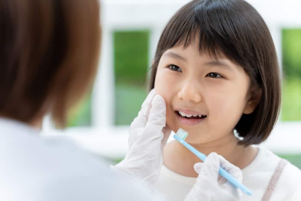 trẻ bị sâu răng phải làm sao